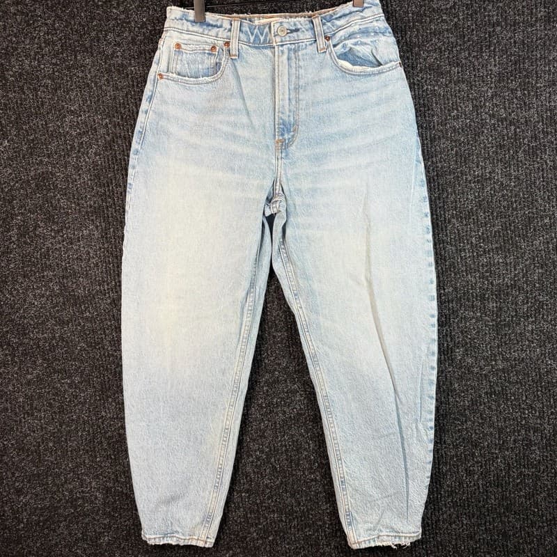 Abercrombie & Fitch The '80s Mom High Rise Curve Love Light Wash Denim Jeans