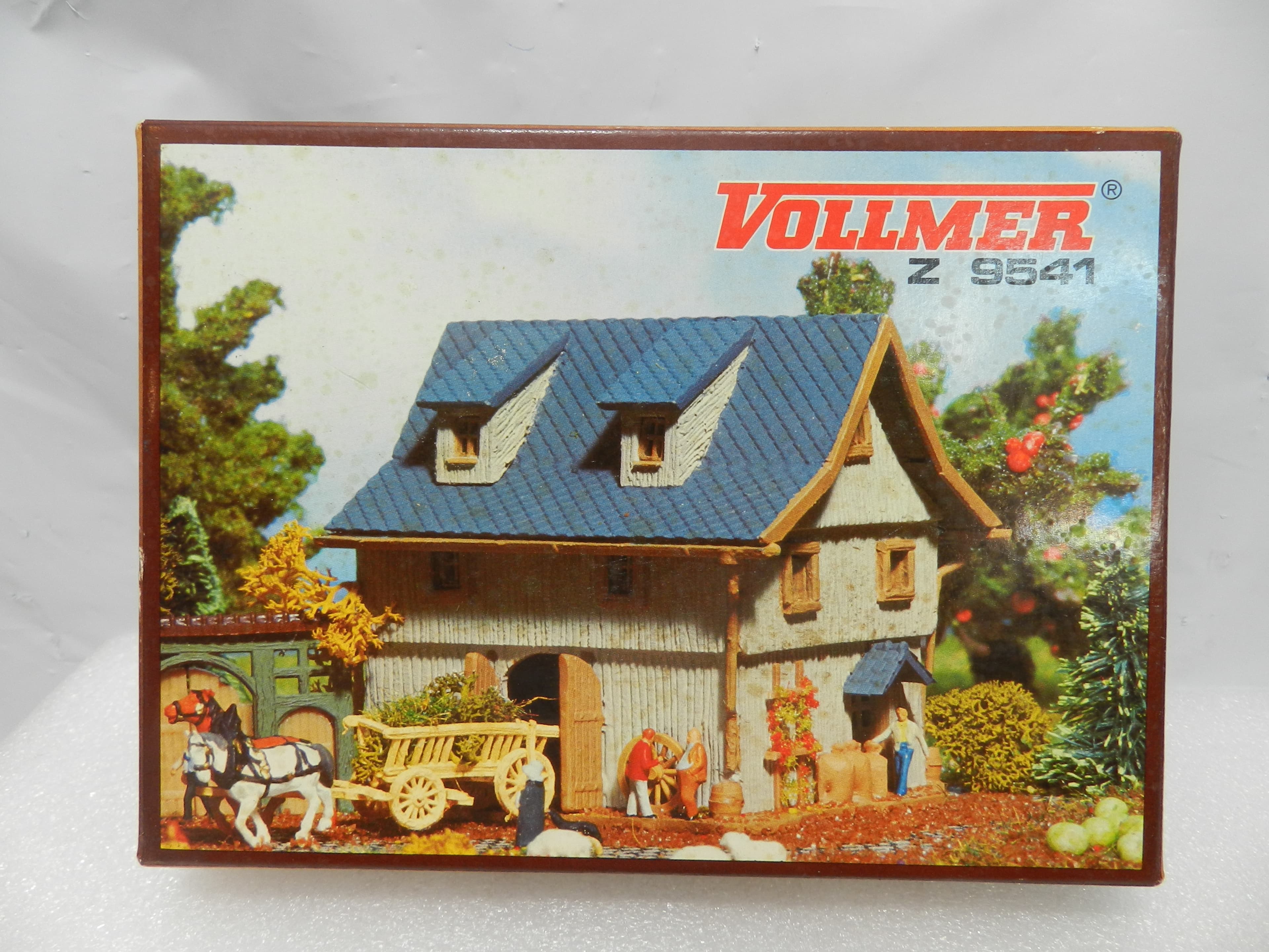 Vintage Unassembled Vollmer 49541 Z Scale Barn Grange Trains 50x42x44mm (P54K)