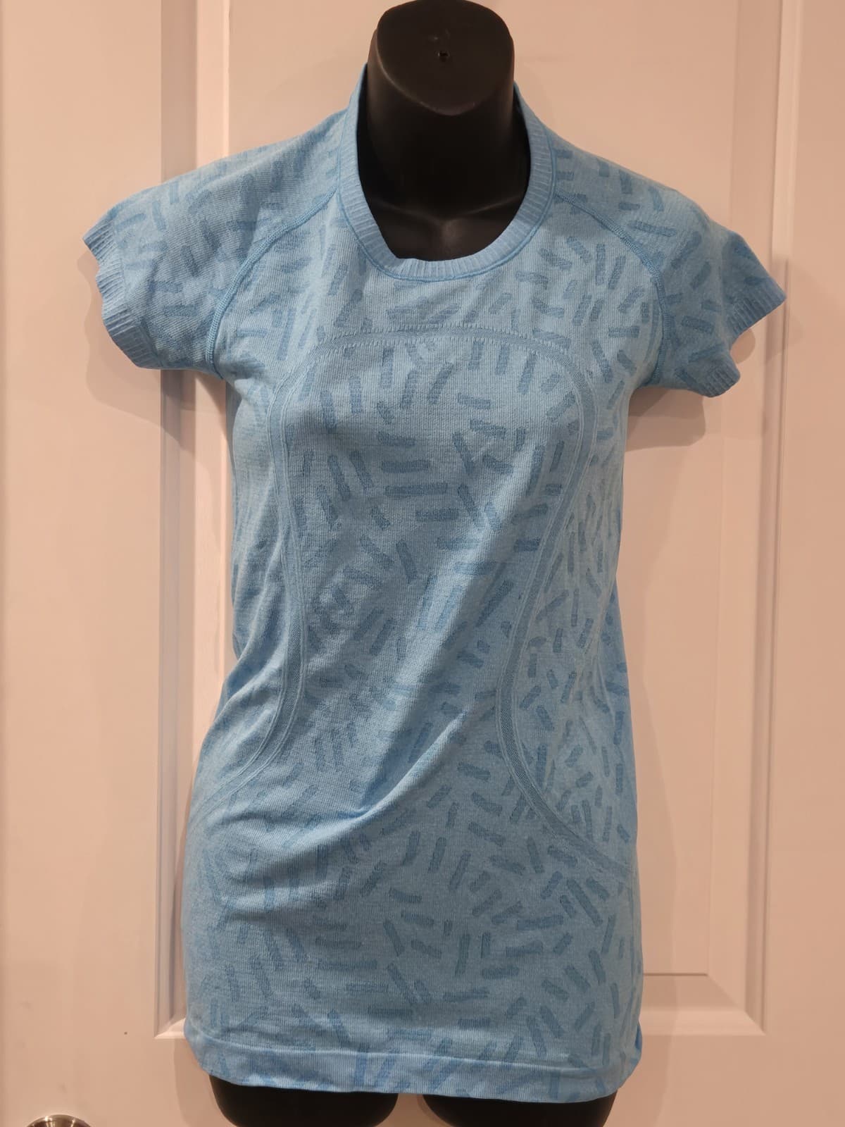 Lululemon Seamless Short Sleeve Top Womens Small Blue Athletic Yoga Shirt