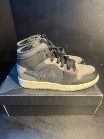 Jordan 1 mid with box size 7
