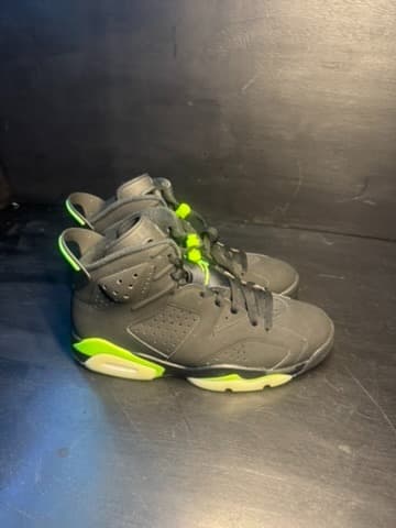 Jordan 6 size 8.5 good condition