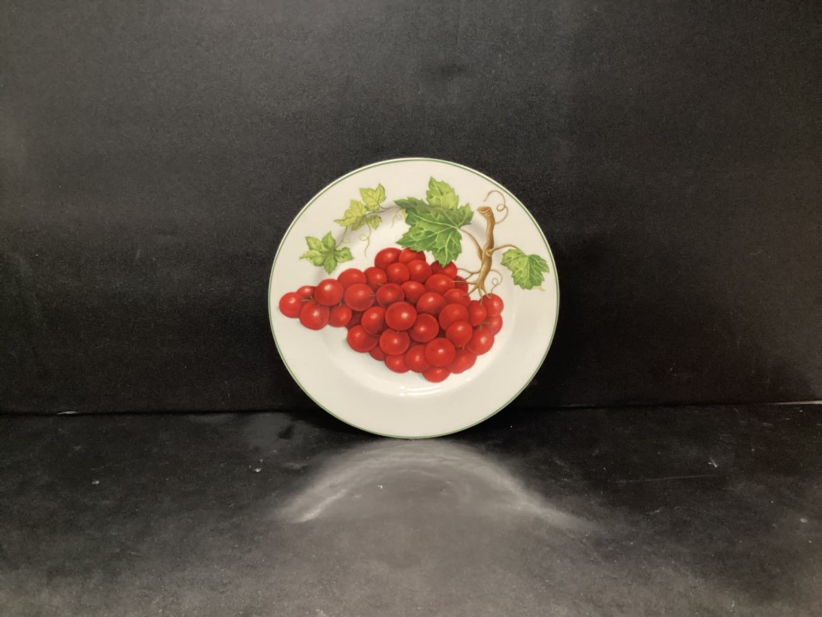 American Atelier At Home VINEYARD 8-1/4" Luncheon/Salad Plate Red Grapes #5039