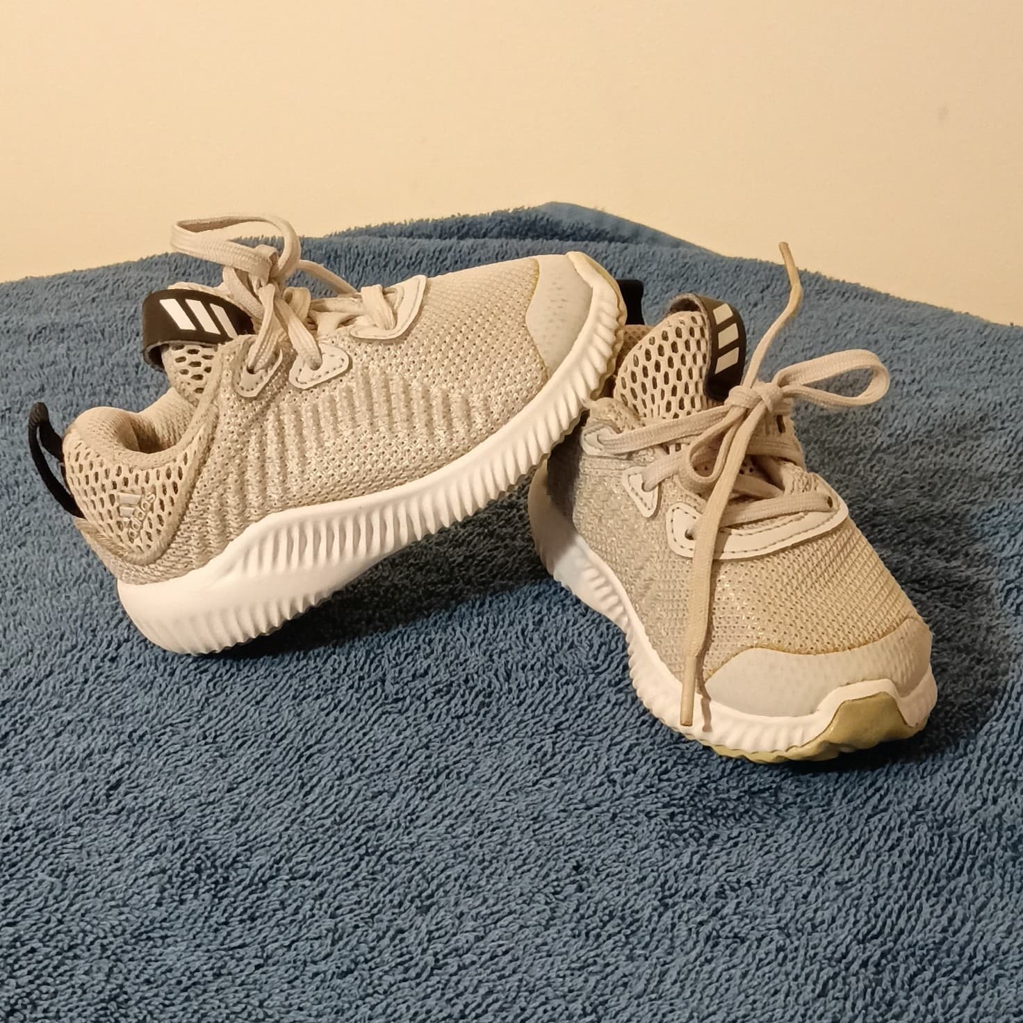 adidas Alphabounce Unisex Kids Sneaker Beige/White/Black US 5K EU 20 BW1189