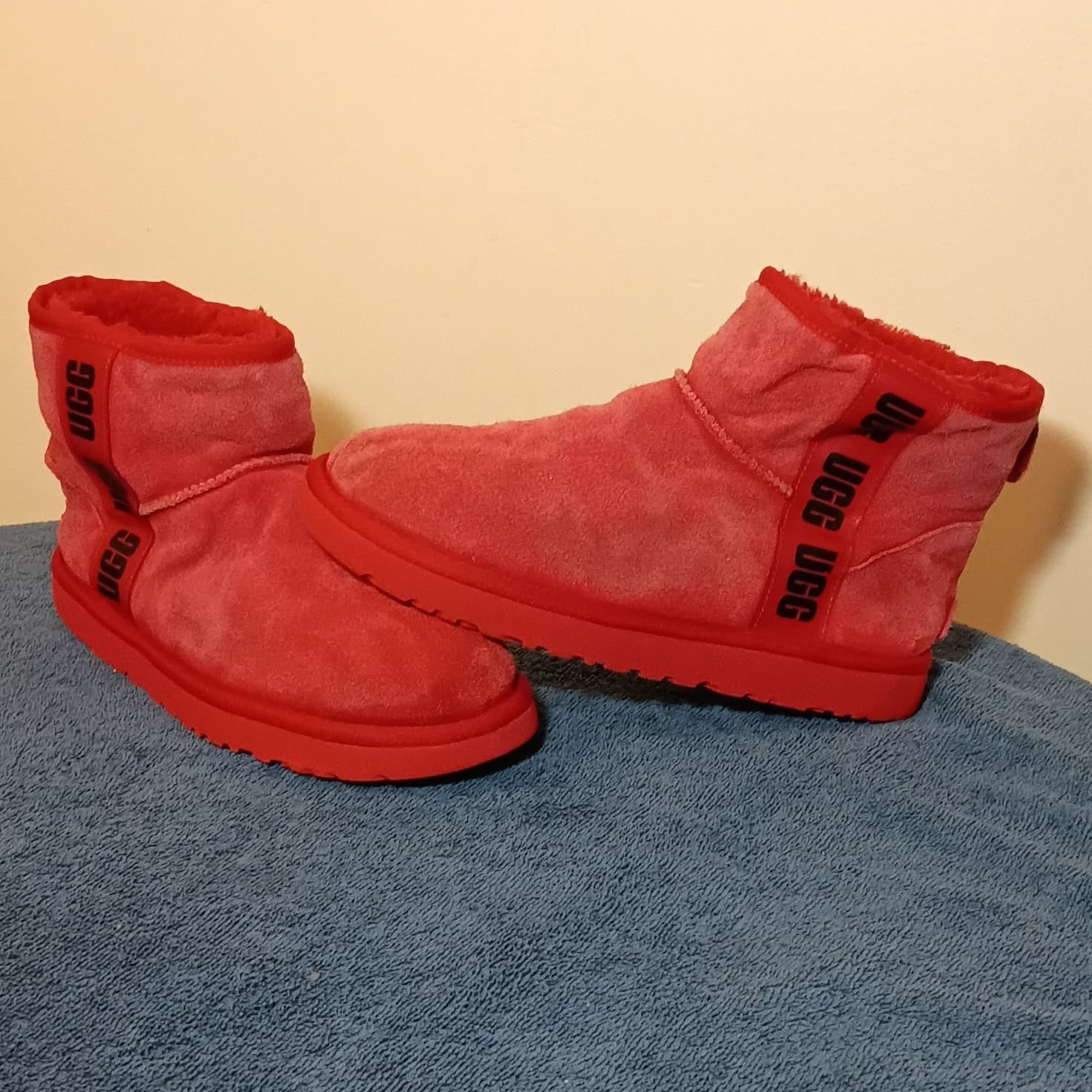 UGG Classic Mini Red Suede Sheepskin Lined Ankle Bootie Pull-On US 9
