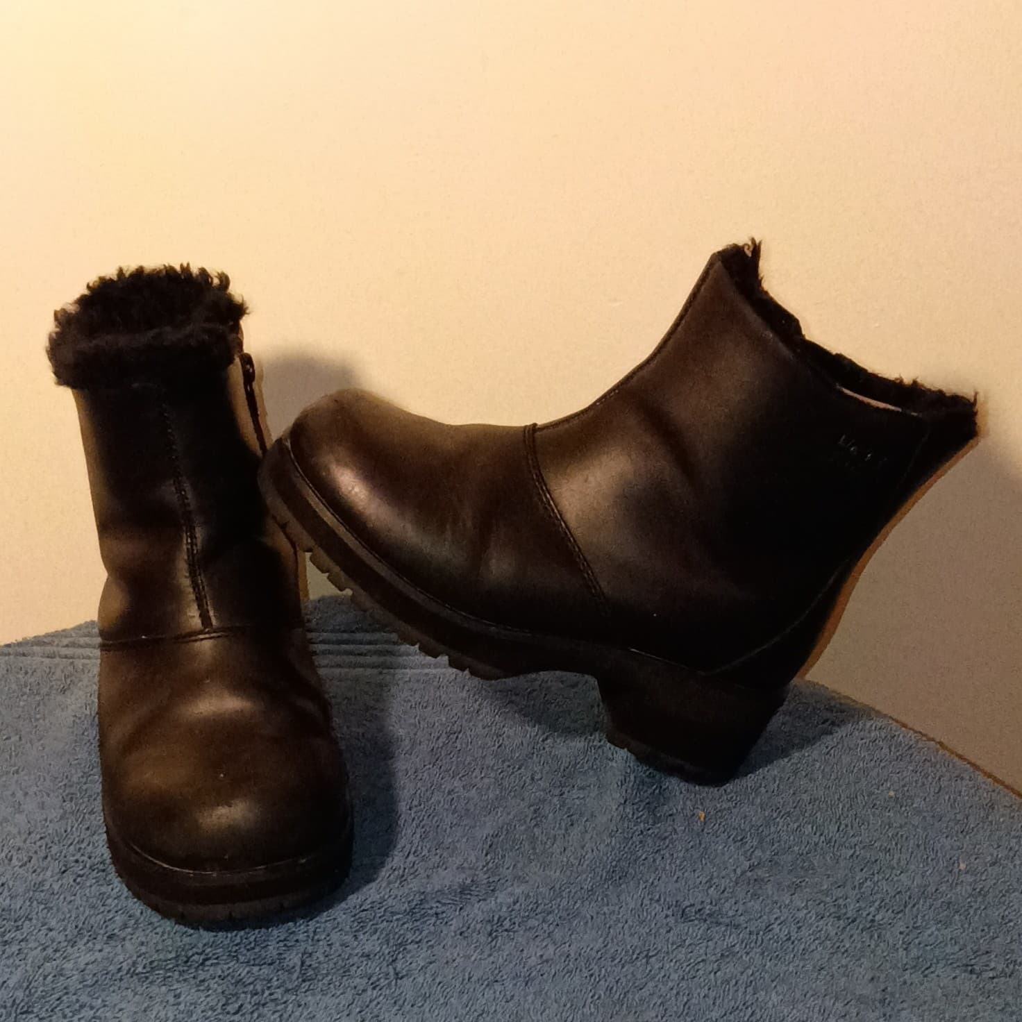 UGG Black Leather Shearling Lined Ankle Bootie Zip Round Toe US 6 EU 37