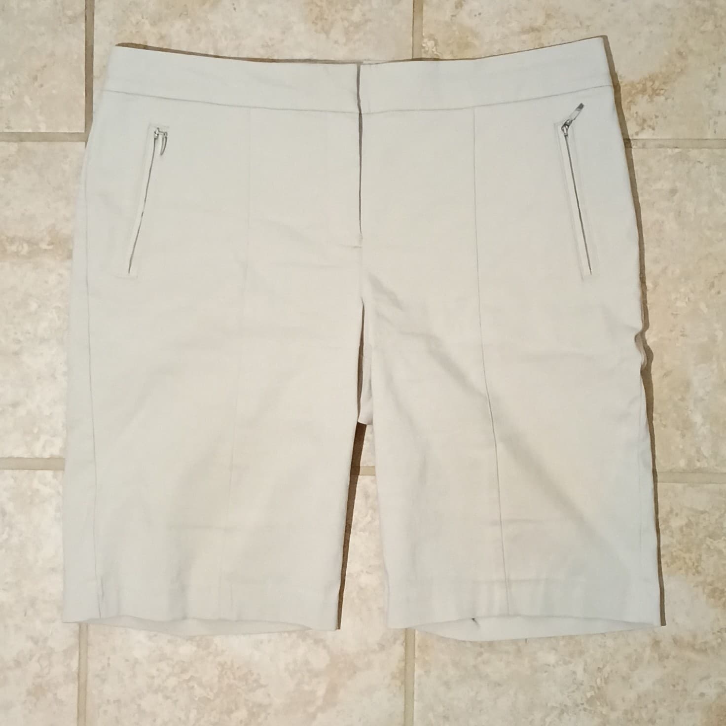 IZOD women's golf shorts light tan size 14 34 waist