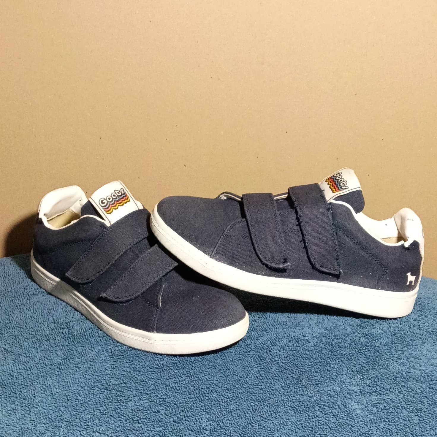 Goats Men's Blue and White Color-Block Low-Top Casual Sneakers (Size 7.5)