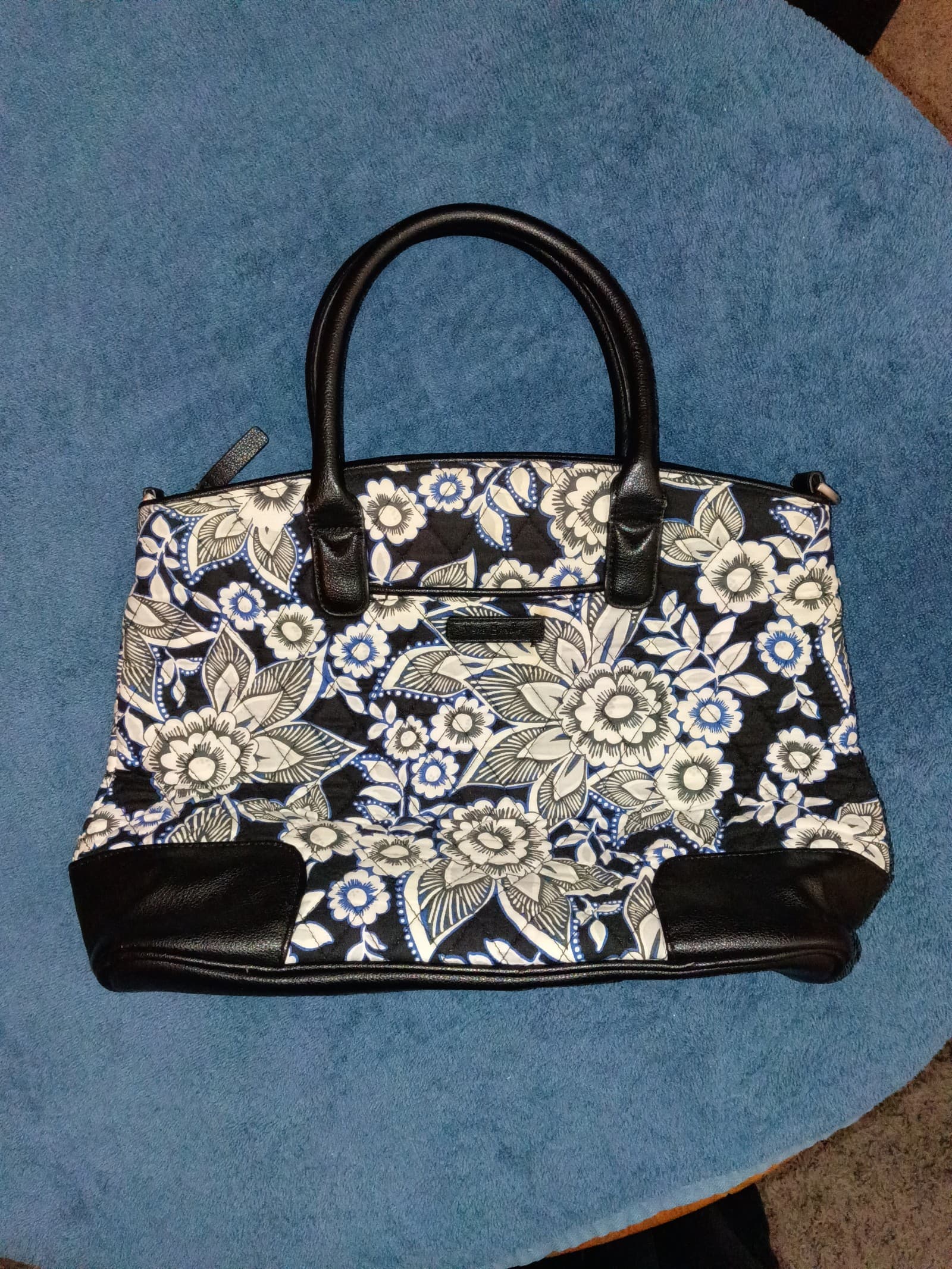 Vera Bradley women's purse with floral print excellent condition