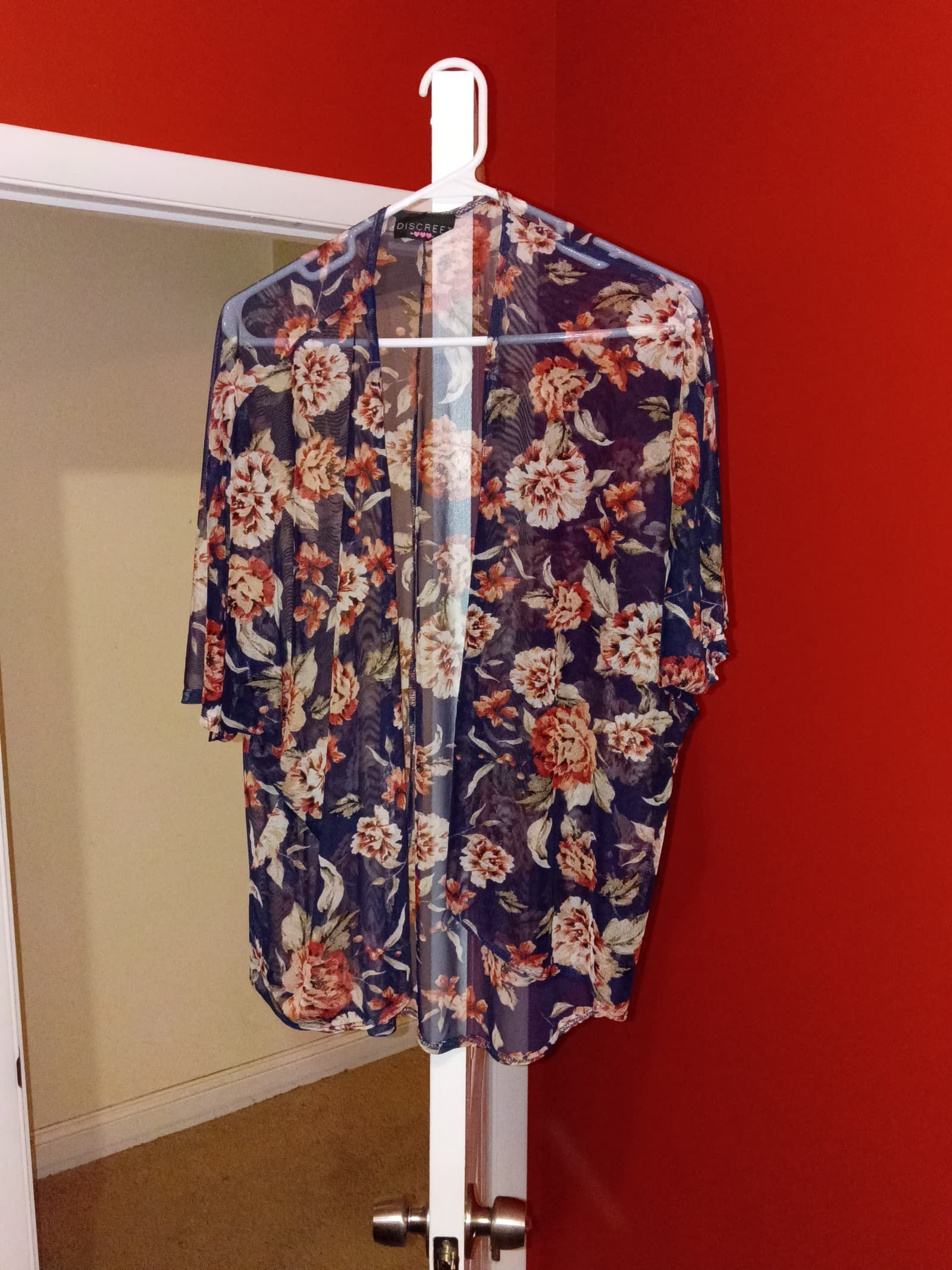 Discreet brand blouse with flower designs women size large