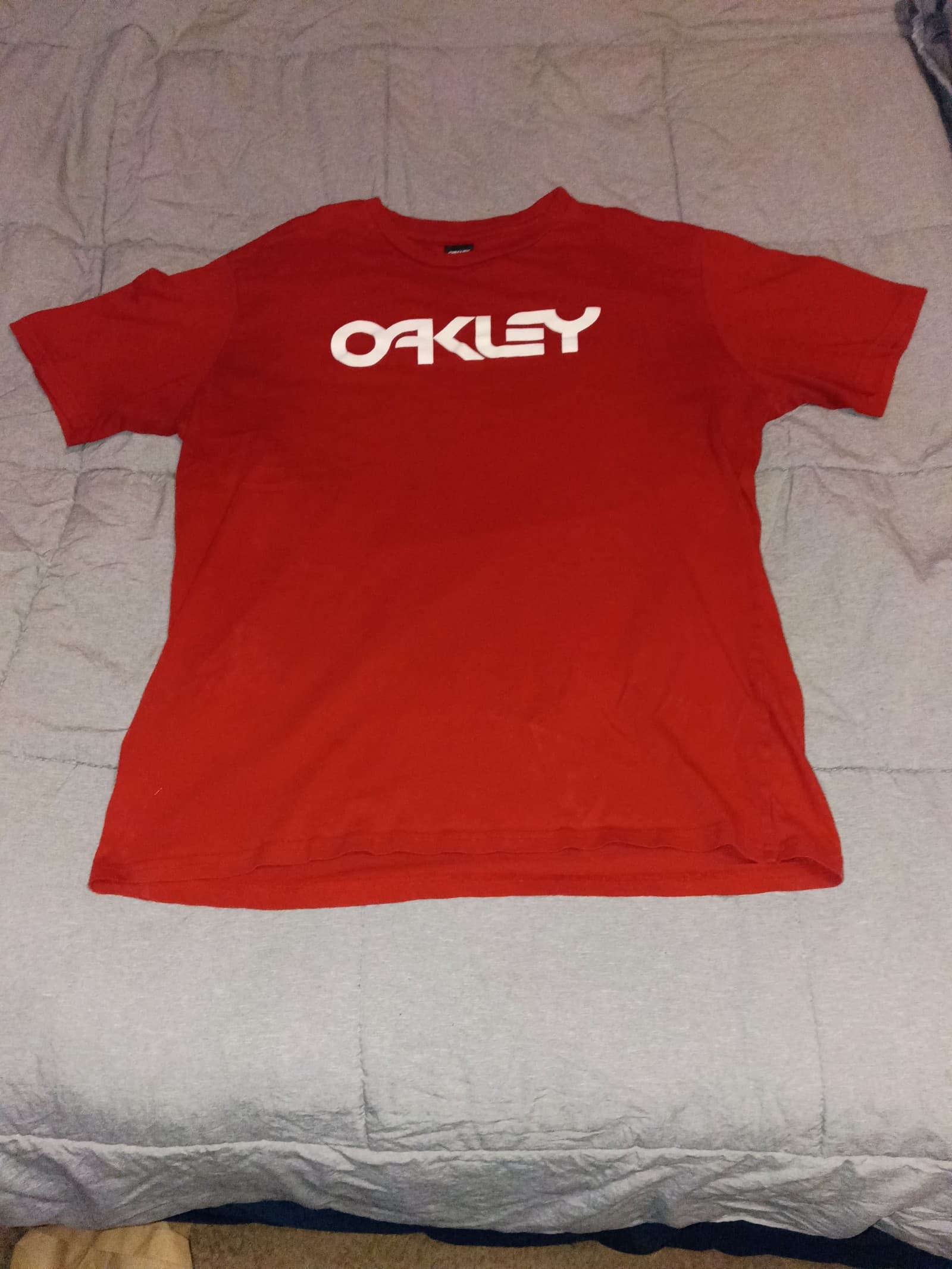Oakley T-shirt size XL regular fit color red