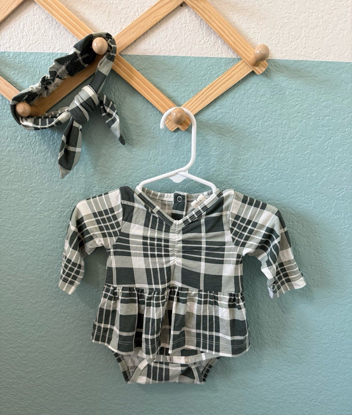 Kate Quinn 0-3 holiday plaid outfit and bow