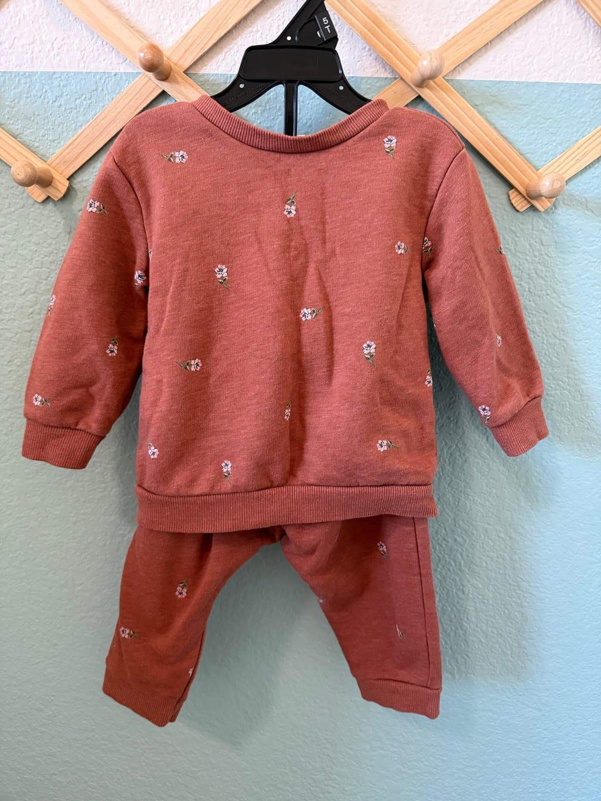 Old Navy sweatsuit 12-18