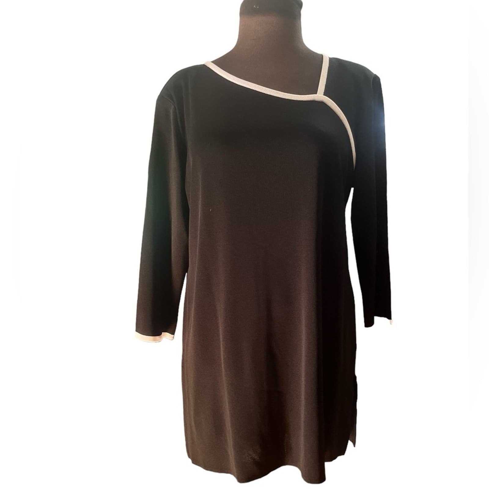 Exclusively Misook size M Black Stretch Knit White Trim Neckline Tunic Top d