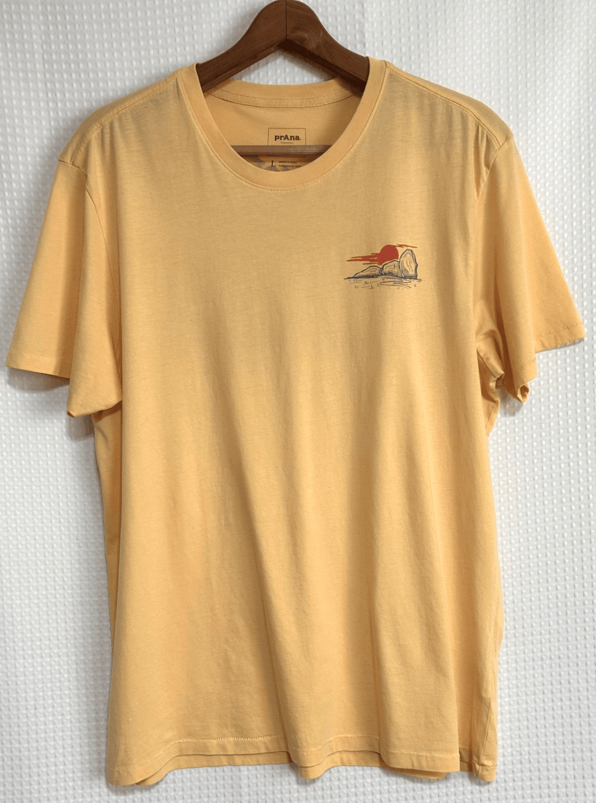 Prana Men’s T Shirt Tee Sunset Sessions Southern Cali Size L Yellow EUC a
