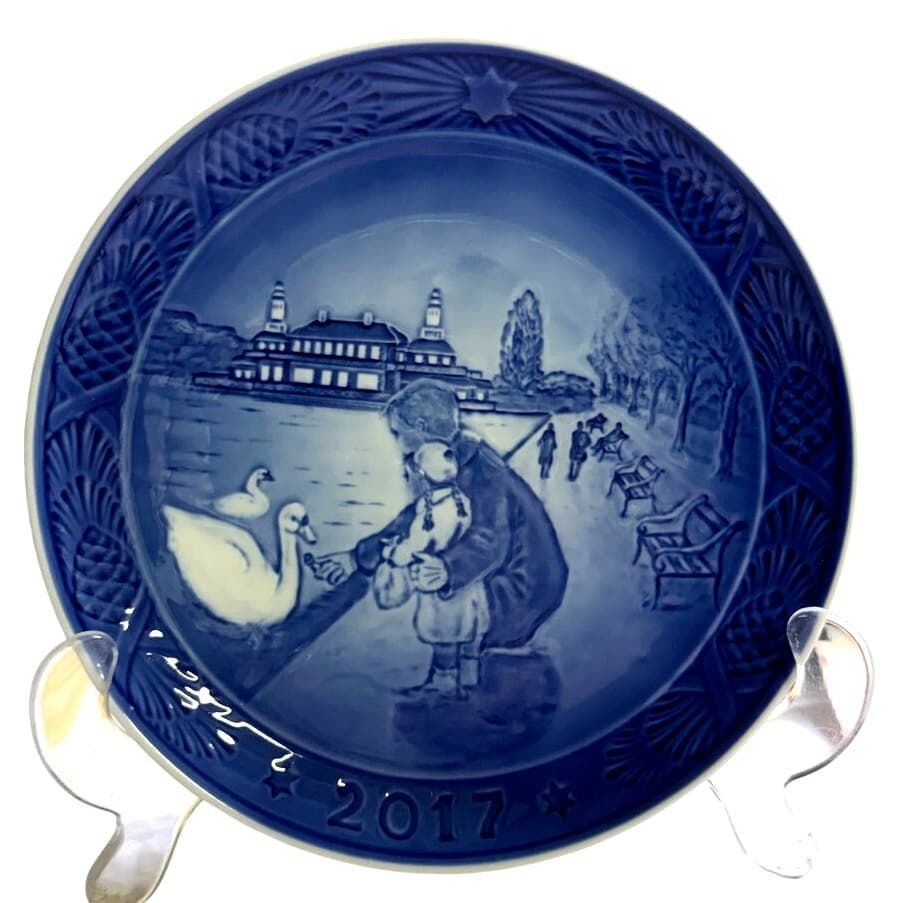 Royal Copenhagen Denmark 2017 Annual Christmas Plate 'Walk at the Lake'