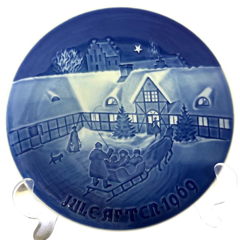 Bing & Grondahl Denmark 1969 Christmas Plate-'Arrival of Christmas Guests'