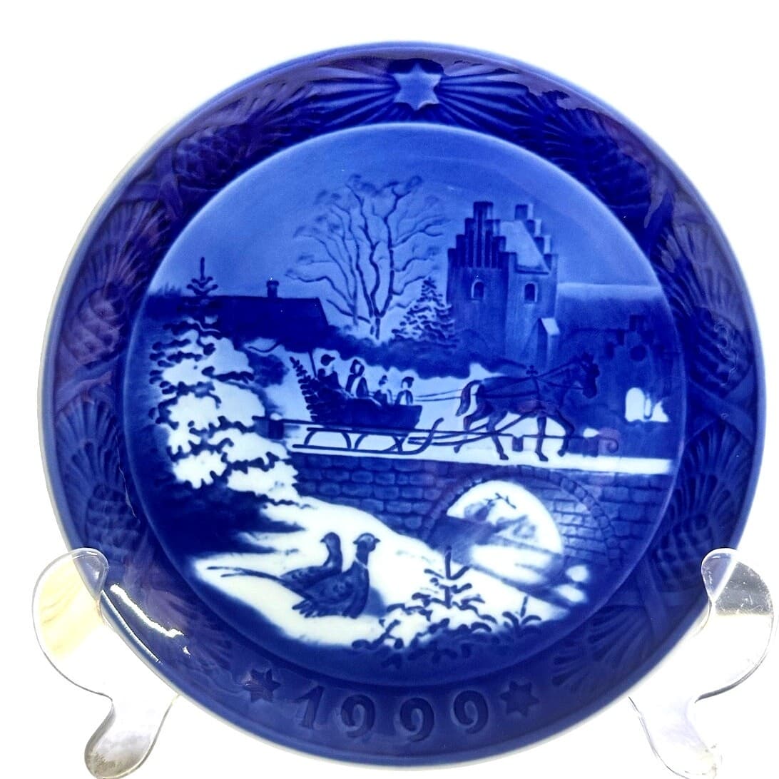 Royal Copenhagen Denmark 1999 Annual Christmas Plate 'The Sleigh Ride'