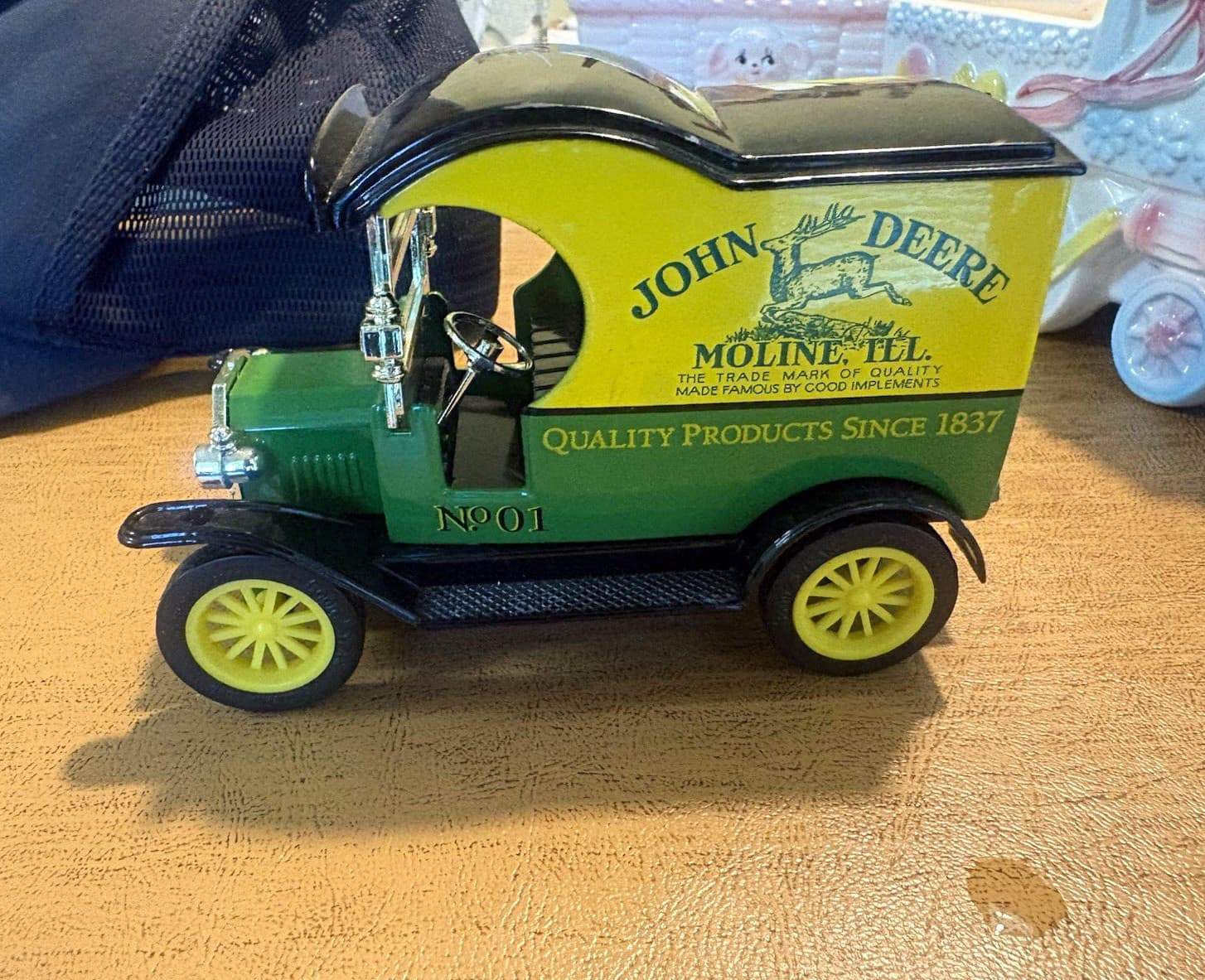 Gearbox John Deere 1912 Ford Model T Delivery Car Truck Coin Bank WITH KEY 1:24