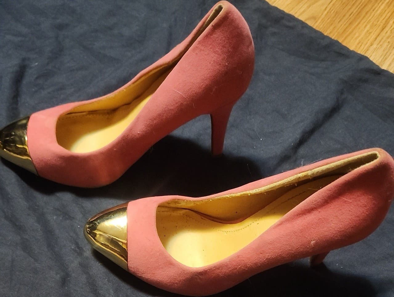 Pink Gold Suede Stiletto Pumps Women’s Closed Toe Slip On Metallic Accent Size 7